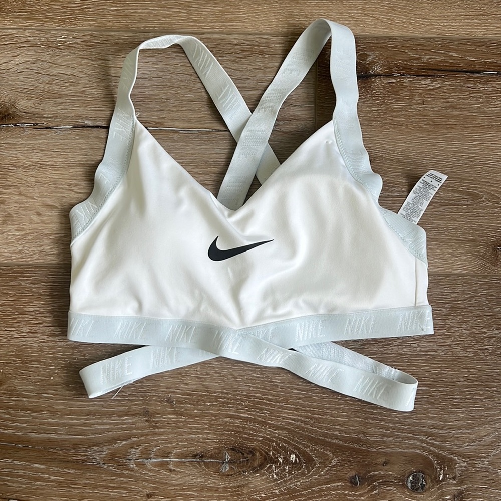 Nike women’s sports bra white